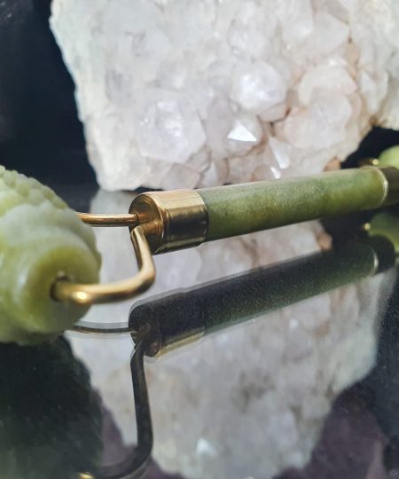 Jade ehk jadeiidi kivist massaažiroller näole ja kehale