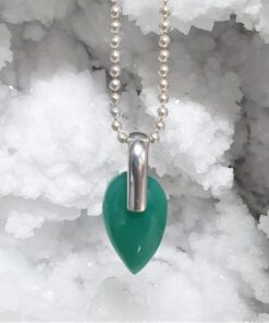 Kaltsedoniga hõberipats