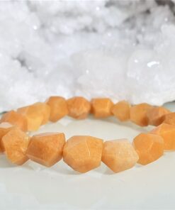 Oranž kaltsiit käevõru suurte lihvitud pärlitega