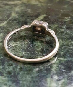 Suitsukvarts, fassett lihviga hõbesõrmus