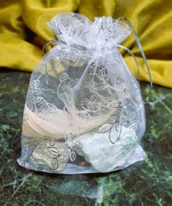 Külluse kristallide komplekt, millesse kuuluvad püriit, roheline aventuriin, tiigrisilm, tsitriin, tselestiit ja sulg.